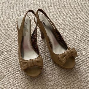 Fioni Nude High Heel Bow Front Platinum 4” Heels Vegan Leather Size 8.5 Like New